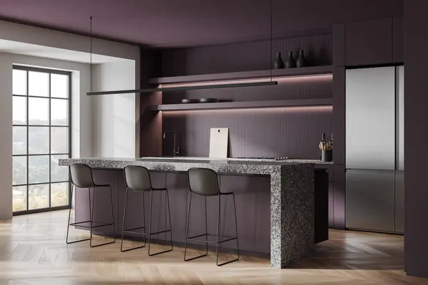 现代化厨房的角落 有紫色的墙壁 木制的地板 紫色的橱柜和架子 还有舒适的小岛和凳子 3D渲染 — 图库照片