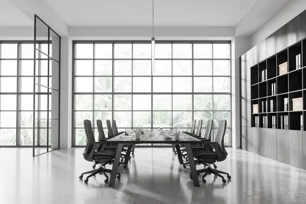 Moderno Interior Oficina Con Mesa Conferencias Sillas Estante Madera Negra — Foto de Stock