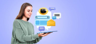 Tablet tutan ve gülümseyen bir kadın, konuşma baloncuklu robot iletişim simgeleri uçan, taklit bulut kopyalama alanı. Sanal asistan, makine öğrenme ve sosyal medya kavramı