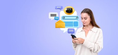 Akıllı telefon tutan ve gülümseyen bir kadın, konuşma baloncuklu robot iletişim simgeleri uçan, taklit bulut kopyalama alanı. Sanal asistan, makine öğrenme ve sosyal medya kavramı