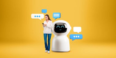 Telefon kullanan gülümseyen bir kadın, çizgi film yapay zeka robotunun yanında duruyor. Kopya uzay sarı arka planında konuşma baloncukları yapıyor. Sanal asistan ve robot iletişimi kavramı