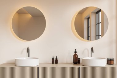 Şık bir otel banyosu, çift lavabo, bej gösterişli aksesuarlar ve iki yuvarlak ayna. Modern çağdaş dairede banyo alanı. 3B görüntüleme