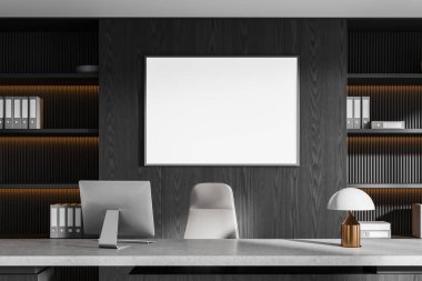 Koyu ahşap duvarları, gri sandalyeli bilgisayar masası ve duvarında yatay maket posteri olan şık CEO ofisinin içi. 3d oluşturma