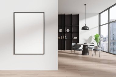 Modern oturma odası yemek masası ve sandalyeli, rafı ahşap döşemeli. Bangkok gökdelenlerinin panoramik penceresi. Duvar bölmesindeki boş posteri taklit et. 3B görüntüleme