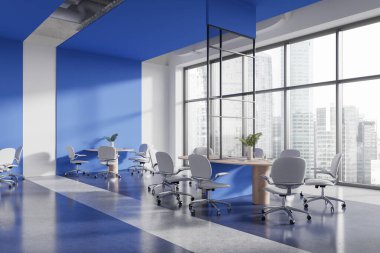 Beyaz ve mavi duvarlı modern ofis toplantı odasının köşesi ve sandalyeli ve panoramik pencereli birkaç konferans masası. 3d oluşturma