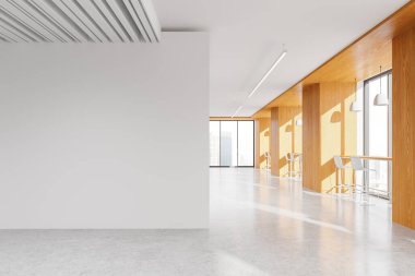 Beyaz ve ahşap duvarları, beton zemini ve şehir manzaralı büyük pencerelerin yanında duran tabureli dar masaları olan modern ofisin içi. Soldaki uzay duvarını kopyala. 3d oluşturma