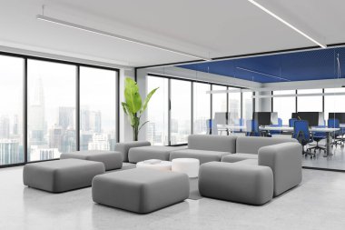 Dinlenme odası ve cam çalışma odasıyla iç mekanın köşesi. Bilgisayarlı çalışma alanı, Kuala Lumpur gökdelenlerinin panoramik penceresinin yanındaki modüler kanepe. 3B görüntüleme