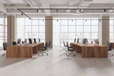 Beyaz ve bej duvarları, beton zemini ve gri sandalyeli ahşap bilgisayar masaları olan modern açık uzay ofisinin içi. 3d oluşturma