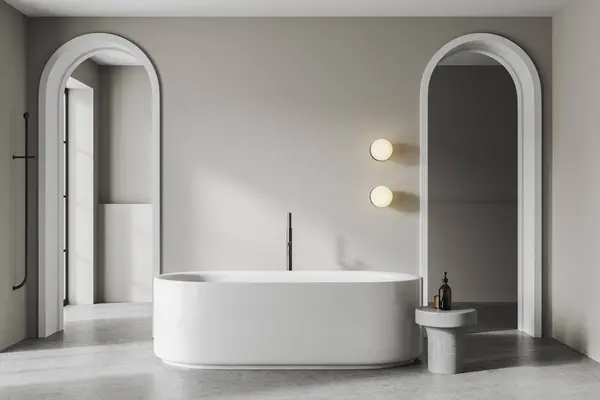 グレーウォール コンクリートフロア 快適なホワイトバスタブ ラウンドテーブル 化粧品付きのモダンなバスルームの内装 3Dレンダリング — ストック写真