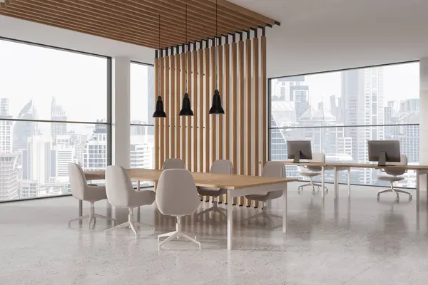 白とベージュの壁 タイル張りの床 ライトグレーの椅子が付いている長い会議のテーブルが付いている現代オフィスの会議室のコーナー 背景のスペース 3Dレンダリング — ストック写真