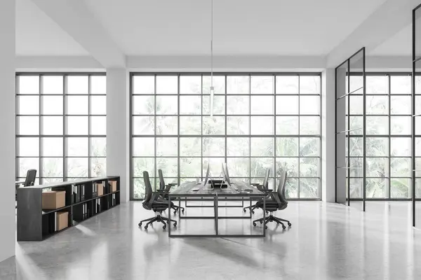 コンクリートフロアにフォルダ付きの黒い木製の棚 会議テーブルと椅子付きのスタイリッシュなオフィスビジネスインテリア 熱帯のパノラマウィンドウ 3Dレンダリング — ストック写真