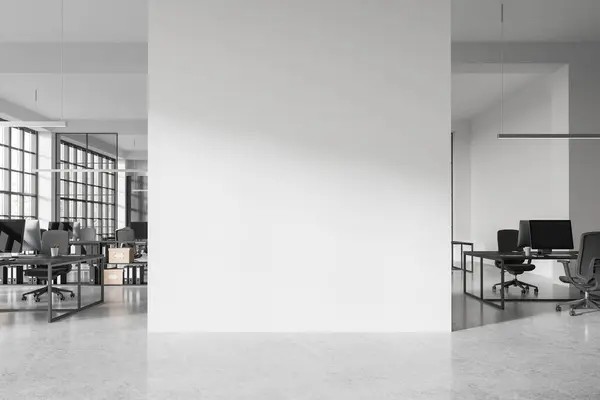 Białe Wnętrze Biura Komputerami Biurku Rzędzie Lekka Podłoga Betonu Stylowa — Zdjęcie stockowe