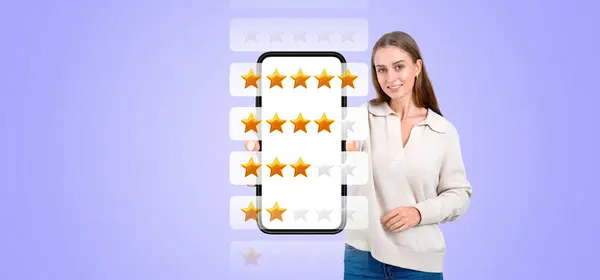 年轻的欧洲女人展示的智能手机五星级站在紫色背景之上 产品和服务评价的概念 — 图库照片