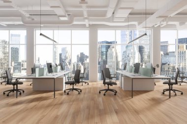 Beyaz duvarları, ahşap zemini olan modern açık uzay ofisinin içi, siyah sandalyeli devasa bilgisayar masaları ve şehir manzaralı büyük pencereler. 3d oluşturma