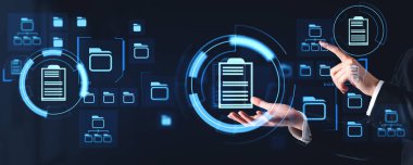 Koyu mavi arka plan üzerinde DMS belge yönetim arayüzü kullanan işadamlarının elleri. Kağıtsız şirket belge yönetim sistemi kavramı