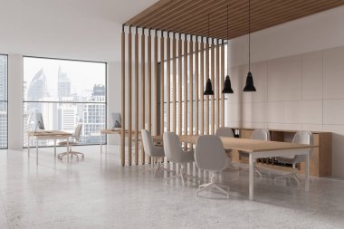 Modern ofis toplantı odasının köşesinde beyaz ve bej duvarlar, fayanslı döşemeler ve açık gri sandalyeli uzun konferans masası.