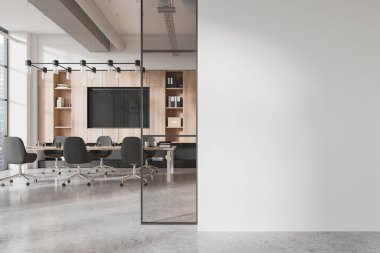 Beyaz ve ahşap duvarları, beton zemini, gri sandalyeli ve televizyonlu uzun toplantı masası. Sağ taraftaki uzay duvarını kopyala. 3d oluşturma