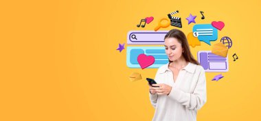 Sosyal medya simgeleri olan akıllı telefon kullanan neşeli Avrupalı genç bir kadın sarı fotokopi alanının arkasında duruyor. Çevrimiçi iletişim kavramı