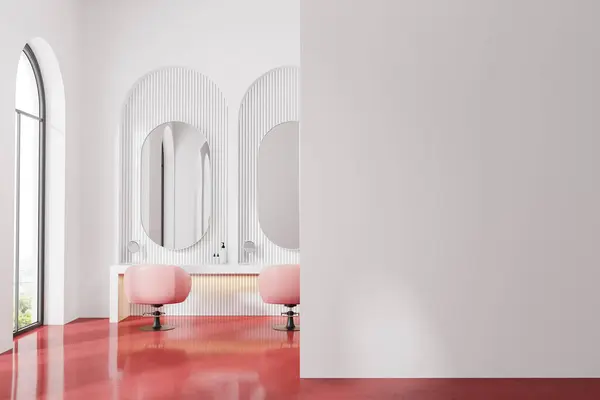 Oval Aynalarla Dolu Rahat Bir Güzellik Salonu Sıralı Dönen Koltuklar — Stok fotoğraf
