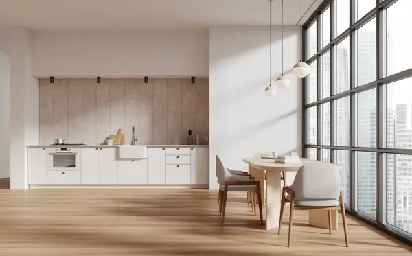 白とベージュの壁 木製の床 シンクと大きな窓の近くに立っている椅子と長いダイニングテーブルで構築された快適な白いキャビネットのモダンなキッチンのインテリア 3Dレンダリング — ストック写真