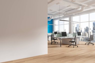 İçerideki bilgisayar ve ahşap zeminin yan yana çalışma görüntüsü. New York gökdelenlerinde panoramik pencereli şık bir iş yeri. Boşluğu kopyalamak için duvar bölümü boş. 3B görüntüleme