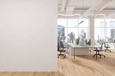 Beyaz duvarları, ahşap zemini olan modern açık uzay ofisinin içi, siyah sandalyeli devasa bilgisayar masaları ve şehir manzaralı büyük pencereler. Sağ taraftaki uzay duvarını kopyala. 3d oluşturma
