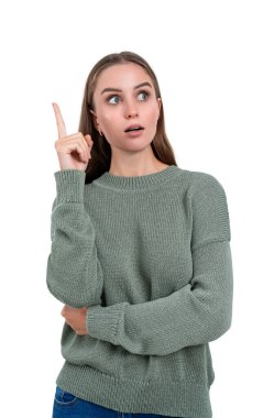 Parmağını kaldırmış, kazaklı, şaşkın bir kadın. Beyaz arka planda izole edilmiş rüya ve ilham verici portre. Plan, fikir ve yaratıcılık kavramı