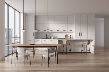 Beyaz duvarları, ahşap zemini, beyaz dolapları ve dolapları, tabureleri ve beyaz sandalyeli uzun yemek masası olan şık bir mutfağın içi. 3d oluşturma