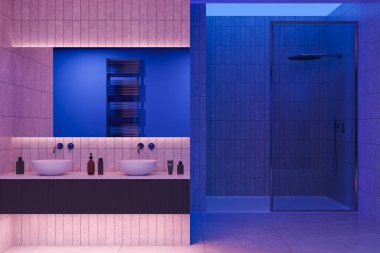 Beyaz duvarları, beton zemini, duşta rahat yürüyen ve uzun aynalı çift lavabolu şık bir banyo. Mor neon ışıklar. 3d oluşturma