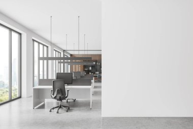 Ofis içi bilgisayarlarla birlikte çalışıyor sıralarda, beton zemin üzerinde. Toplantı odası olan çalışma alanı, Bangkok gökdelenlerinin panoramik penceresi. Boş duvar bölmesini düzenle. 3B görüntüleme