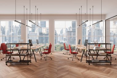 Ofisin içinde masa başında bilgisayar, kırmızı sandalyeler, ahşap zemin. Bangkok gökdelenlerinde panoramik pencereli şık bir çalışma alanı. 3B görüntüleme