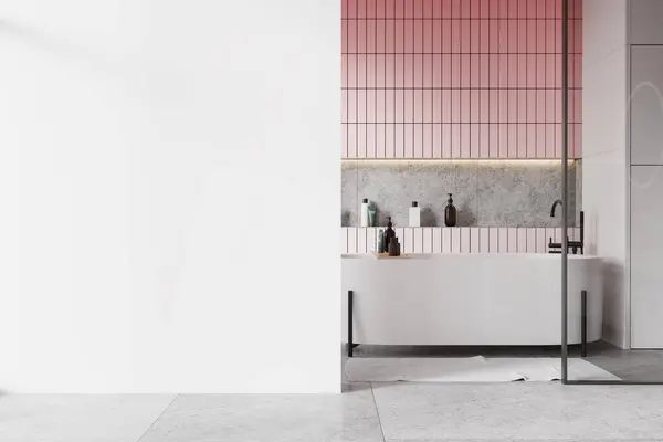 Interior Baño Moderno Con Azulejos Color Rosa Paredes Blancas Suelo — Foto de Stock
