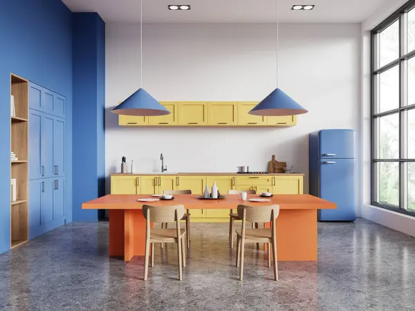 Yemek Masası Sandalyeler Gri Beton Zeminli Renkli Mutfağı Modern Yemek — Stok fotoğraf