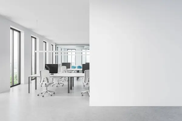 白色的商业内部与同事和玻璃会议室 Pc计算机在办公桌上排成一排 曼谷摩天大楼的全景窗户 模拟复制空格空格墙壁分区 3D渲染 — 图库照片