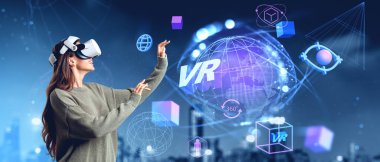 VR sanal gerçeklik gözlüklerinde çalışan Avrupalı genç iş kadınının portresi koyu mavi arka planda. Siber uzay ve metaevren kavramı