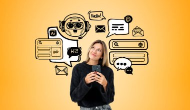 Akıllı telefonlu mutlu gülümseyen kadın portresi, turuncu arka planda konuşma baloncukları olan sohbet robotu karalama ikonlarına bakıyor. Sanal asistan, makine öğrenme ve çevrimiçi iletişim kavramı