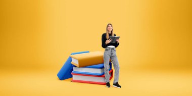 Elinde defterle gülümseyen kadın, çizgi roman yığınının yanında duruyor. Boş arkaplanı kopyala. Eğitim, öğrenci, bilgi ve edebiyat kavramı