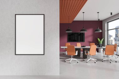 Beyaz ve kırmızı duvarlı modern ofis toplantı odasının içi, beton zemin, turuncu sandalyeli uzun konferans masası, TV seti ve dikey maket posteri. 3d oluşturma
