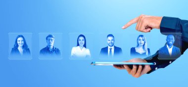 Erkek parmak dokunuşu tableti aday seçiyor, profil resimli parlayan temas simgeleriyle sanal ekran, online kafa avcılığı. Boşluk, işe alım ve insan kaynakları kavramı