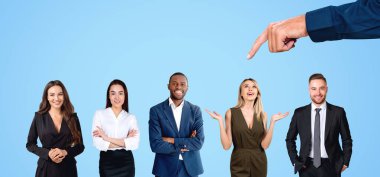 Sıraya dizilmiş iş adamları, diğer adaylar arasından bir kadını seçiyorlar. Şirkette ve istihdamda işe alma. Kelle avcılığı ve insan kaynakları kavramı