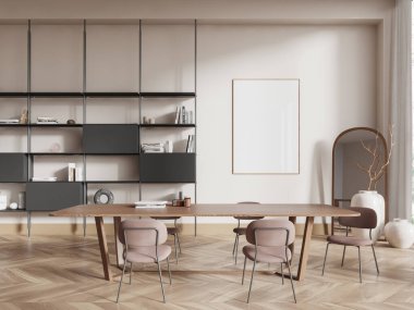 Beyaz duvarları, ahşap zemini, bej sandalyeli uzun yemek masası ve kitaplığı olan modern yemek odasının içi. Aynanın yanında dikey maket posteri. 3d oluşturma