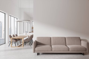 Yemek masası, sandalyeler, yemek dolabı ve bej kanepeli dinlenme yeri olan lüks bir ev stüdyosu. Bangkok gökdelenlerinin panoramik penceresi. Model boş duvar bölmesi. 3B görüntüleme