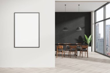 Minimalist yemek odasının içinde beyaz ve siyah duvarlar, ahşap zemin ve ahşap sandalyeli uzun yemek masası. Dikey model poster çerçevesi. 3d oluşturma