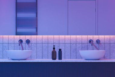 Modern banyo, beyaz duvarlar, rahat çift lavabo, uzun ayna ve mor neon ışıklar. 3d oluşturma