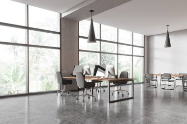 Ortak masadaki bilgisayar masaüstüyle modern çalışma iç mekanının köşesi, gri beton zemin. Konferans masası ve tropik bölgelerde panoramik penceresi olan şık bir çalışma alanı. 3B görüntüleme