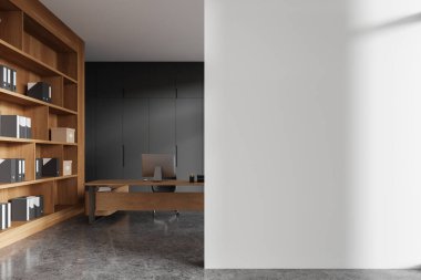 Gri ve beyaz duvarları, beton zemini, sandalyeli ahşap bilgisayar masası ve klasörlü büyük kitaplığı olan modern CEO ofisinin içi. Sağ taraftaki uzay duvarını kopyala. 3d oluşturma