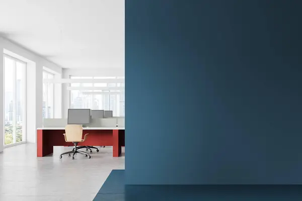 Interno Luminoso Ufficio Open Space Con Pareti Bianche Blu Pavimento — Foto Stock