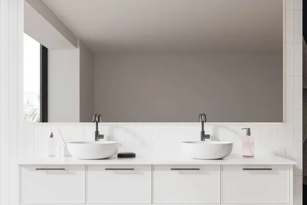 Interiør Moderne Badeværelse Med Hvide Vægge Komfortabel Dobbelt Vask Stående - Stock-foto