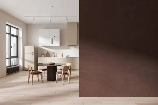 Beige Wohnküche Interieur Esstisch Mit Stühlen Kochschrank Und Kühlschrank Panoramafenster — Stockfoto