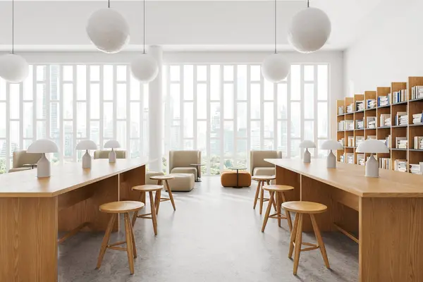 舒适的简约的图书馆内部书桌和凳子排成一排 木制书架上放着书籍 在曼谷用沙发和全景窗放松空间 3D渲染 — 图库照片